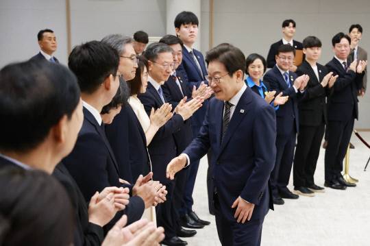이재명 대통령이 23일 서울 용산 대통령실 청사에서 열린 임명장 및 위촉장 수여식에서 신임 장관 등 참석자와 인사하고 있다. 연합뉴스