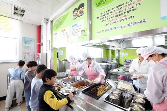 세종교육청은 조리실, 실험실, 기계실 등 학교 현장의 모든 공간에서 근로자들이 직면할 수 있는 잠재적 위험 요소를 발굴하고 개선하기 위해 산업안전보건조사를 실시하고 있다. 사진은 급식 모습. 세종교육청 제공
