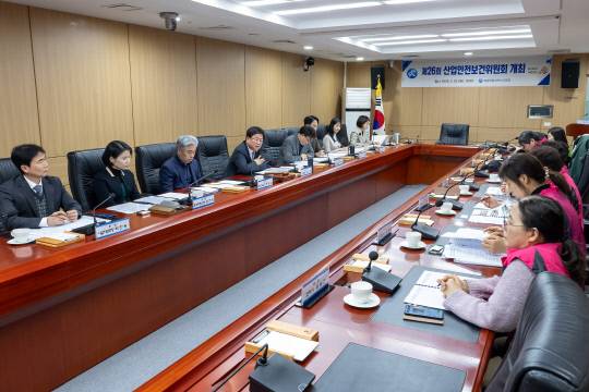 세종교육청은 다양한 직종의 근로자가 안전하고 건강한 환경에서 일할 수 있도록 산업안전보건위원회를 운영하고 있다. 사진은 지난 2월 열린 위원회 모습. 세종교육청 제공