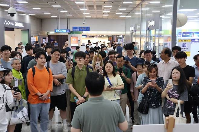 안철수 국민의힘 당대표 후보가 23일 수원역 문화광장에서 '철수형은 듣고 싶어서' 토크쇼를 진행하고 있다. ⓒ안철수 의원실