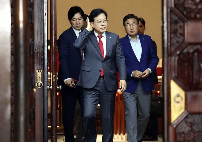 송언석 국민의힘 비상대책위원장 겸 원내대표가 23일 오후 국회에서 열린 비공개 의원총회를 마치고 밖으로 나서고 있다. ⓒ뉴시스