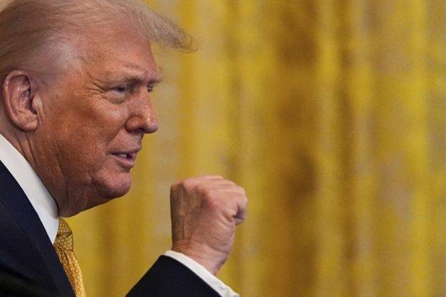 도널드 트럼프 미 대통령이 22일(현지시간) 미 워싱턴DC 백악관에서 열린 공화당 의원 초청 행사에서 발언을 하며 주먹을 쥐어보이고 있다. ⓒ AP/연합뉴스