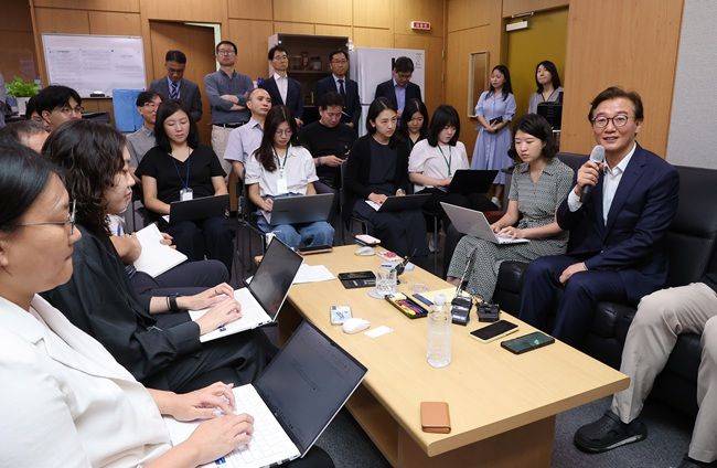 전재수 해양수산부 장관이 24일 정부세종청사에서 기자간담회를 하고 있다. ⓒ연합뉴스