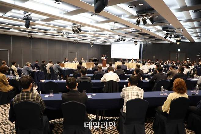 강원랜드는 24일 하이원 그랜드호텔에서 이철규 국회 산업통상자원중소벤처기업위원장을 초청해 'K-HIT 프로젝트 1.0'의 성공적인 추진과 지역과의 상생 발전 방안을 모색하기 위한 토론회를 개최했다.ⓒ강원랜드