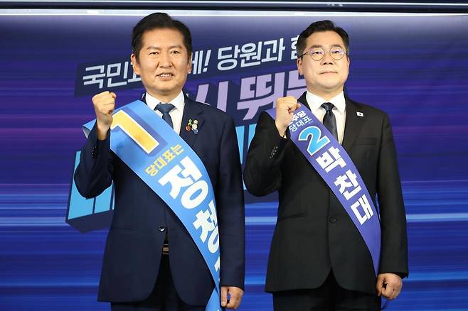더불어민주당 정청래(왼쪽), 박찬대 당대표 후보가 20일 오후 서울 여의도 중앙당사에서 열린 ‘당대표 및 최고위원 선출을 위한 영남권 합동연설회’에서 기념촬영을 하고 있다. 2025.7.20/뉴스1