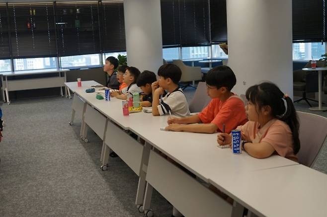 설명을 듣는 어린이 우주 기자단. 어린이과학동아 제공