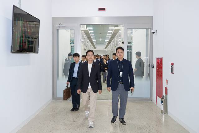 배경훈(앞줄 왼쪽) 과학기술정보통신부 장관이 24일 세종시 네이버 데이터센터 ‘각 세종’을 둘러보고 있다. 과기정통부 제공