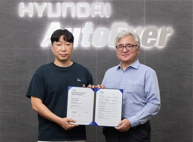 정지훈(왼쪽)  현대오토에버 차량전장SW센터장이 이장섭 DNV코리아 대표로부터 ASIL-D 인증서를 전달받고 기념촬영하고 있다. 현대오토에버 제공
