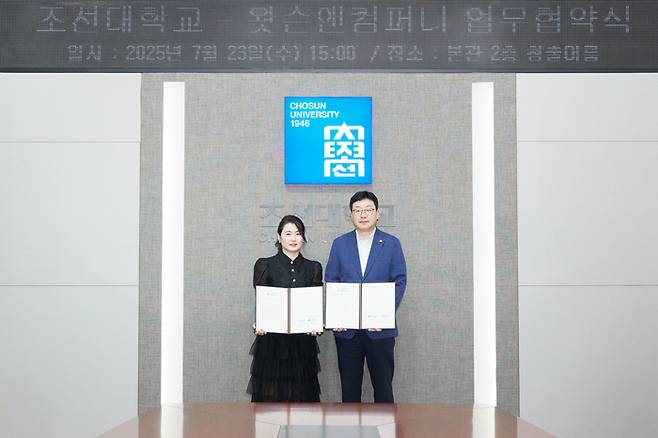 김춘성 조선대 총장(오른쪽)이 김은민 왓슨앤컴퍼니 대표와 정밀의료 빅데이터를 기반으로 웰에이징 산업 활성화와 상호 협력체계 구축을 위한 업무협약을 체결했다.
