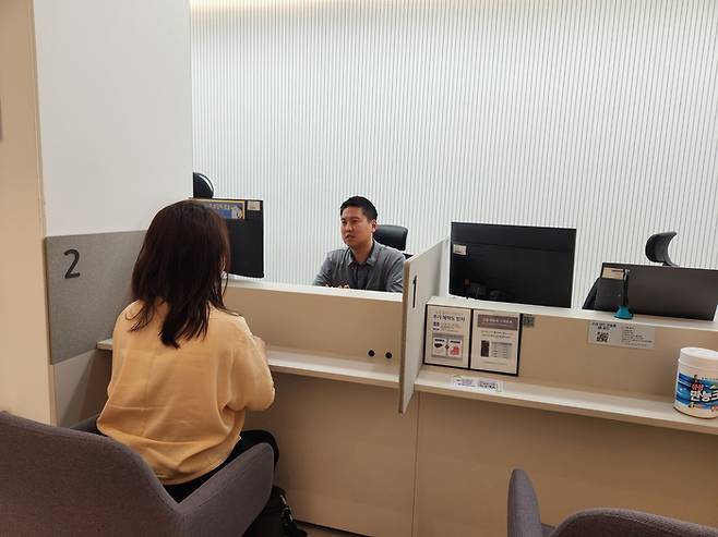 삼성전자서비스 홍대휴대폰센터에서 스마트폰 상담을 받고 있는 모습.