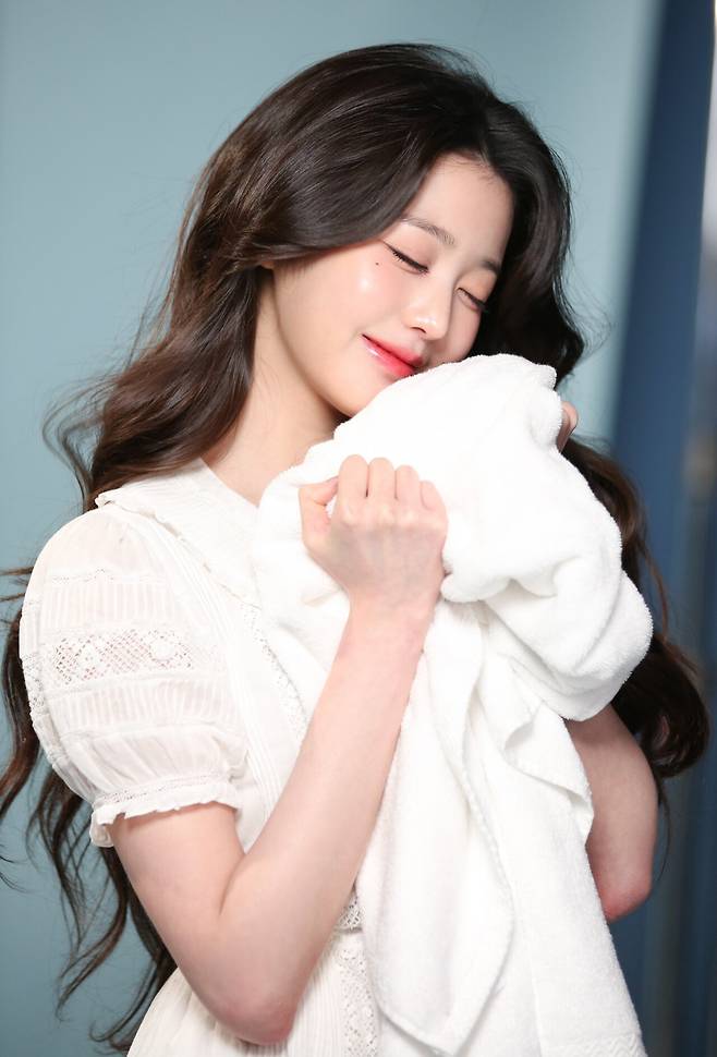 장원영_X_‘다우니’_광고_촬영_현장_비하인드_(5).jpg 장원영 X ‘다우니’ 광고 촬영 현장 비하인드