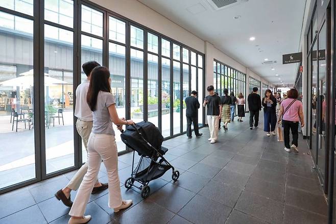 폴딩도어가 설치된 현대프리미엄아울렛 송도점에서 고객들이 쇼핑하고 있다. 현대백화점 제공