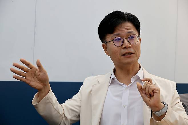 김재현 교수가 “전문가들이 가장 시급하게 꼽는 과제는 연속혈당측정기(CGM) 지원 대상을 중증 2형 당뇨병 환자까지 확대하는 것”이라고 설명하고 있다. 김 교수는 “2형 당뇨병을 1형보다 가볍게 여기는 시각이 있지만, 췌장에서 인슐린 분비 기능이 크게 떨어진 2형 환자들은 하루에도 여러 차례 인슐린 주사를 맞아야 한다”고 그 필요성을 강조했다. 이종근 선임기자 root2@hani.co.kr