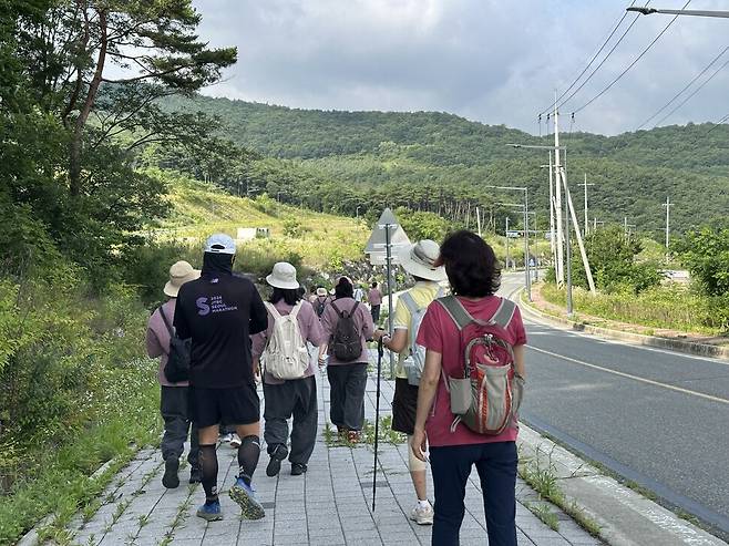 고지혈학교 클린캠프 4회차 참가자들이 산행을 위해 지난 7월4일 괴산자연드림파크를 걷고 있다.