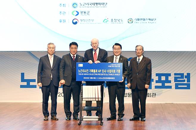 찰스 헨리 전 에이피 기자(가운데)가 영동을 찾아 노근리 사건 관련 자료를 기증했다. 노근리 국제평화재단 제공