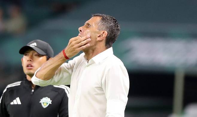 Gus Poe, Jeonbuk Hyundai Manager, is instructing the Hana Bank K -League 1 Kangwon FC held at the Jeonju World Cup Stadium on the 23rd. Yonhap News