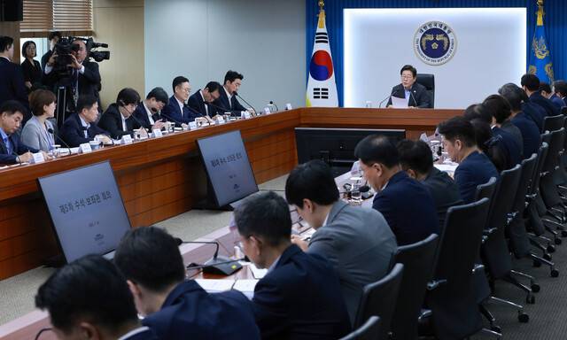 이재명 대통령이 24일 서울 용산 대통령실 청사에서 열린 5차 수석·보좌관 회의를 주재하고 있다. 연합뉴스