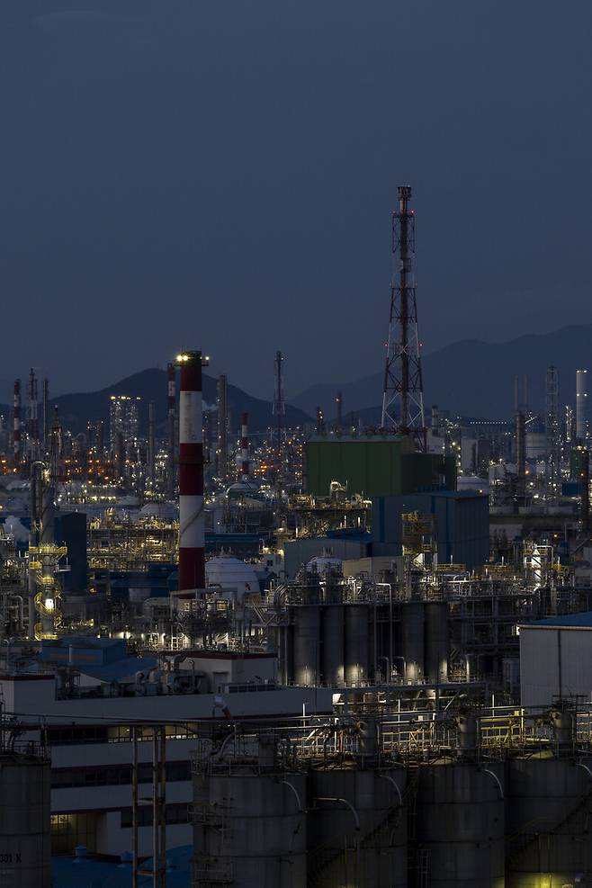 2025년 7월14일 전남 여수 국가산업단지의 야경. 공장들의 불빛은 화려하지만 언제까지고 꺼지지 않을 수 있을까. 김진수 선임기자 jsk@hani.co.kr