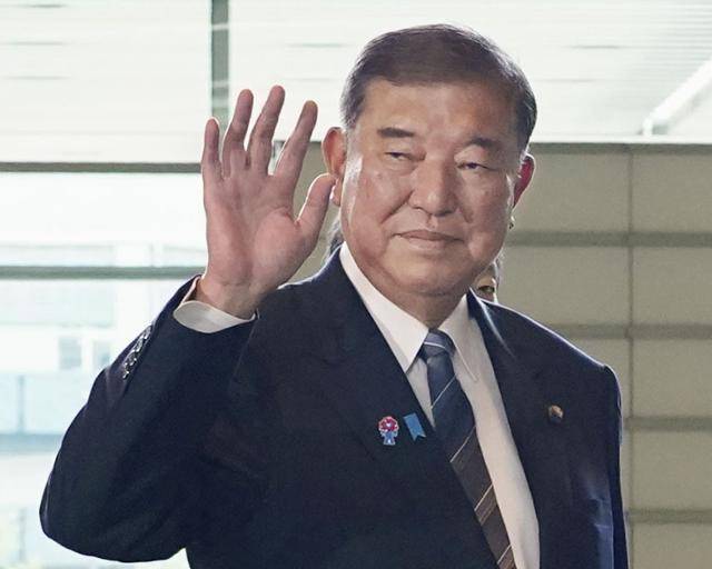미국과 일본의 무역협상이 타결된 23일 이시바 시게루 일본 총리가 도쿄 총리 관저로 들어가며 손을 들어 보이고 있다. 도쿄=교도 연합뉴스