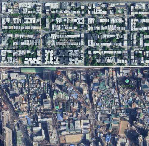 구글 어스 위성 사진으로 바라본 미국 뉴욕시 브루클린 경찰서 일대(위쪽)와 서울 성동구 성수동의 도시 풍경. 뉴욕은 흰 지붕의 건물 사이로 나무들이 보이고, 성수동은 녹색 지붕의 건물이 다수다.