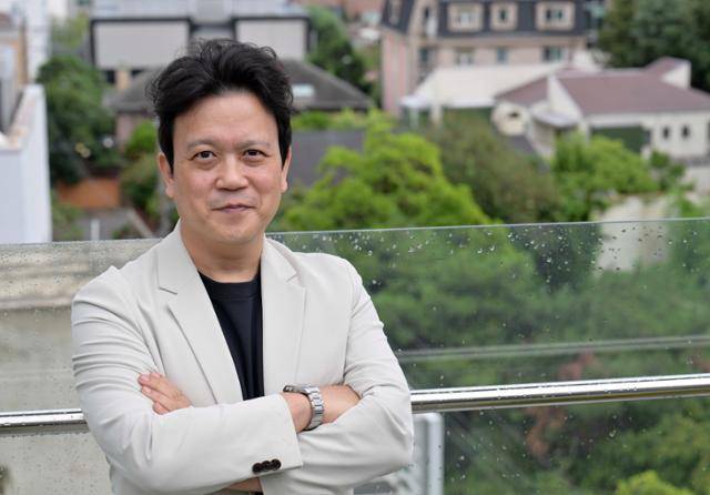 박용석 아이코닉브랜드 대표가 17일 서울 강남구 사무실에서 본보와 인터뷰 전 포즈를 취하고 있다. 강예진 기자