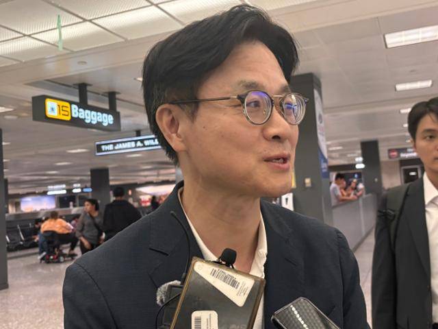 김정관 산업통상자원부 장관이 23일 워싱턴 DC 인근 덜레스 국제공항에서 한국 기자들과 만나 한미 무역협상과 관련한 기자들의 질문에 답하고 있다. 워싱턴=뉴스1