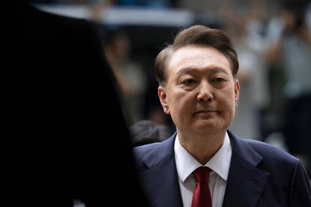 윤석열 전 대통령이 9일 서울 서초구 서울중앙지법에서 열린 구속 전 피의자심문(영장실질심사)을 받기 위해 출석하고 있다. 뉴시스