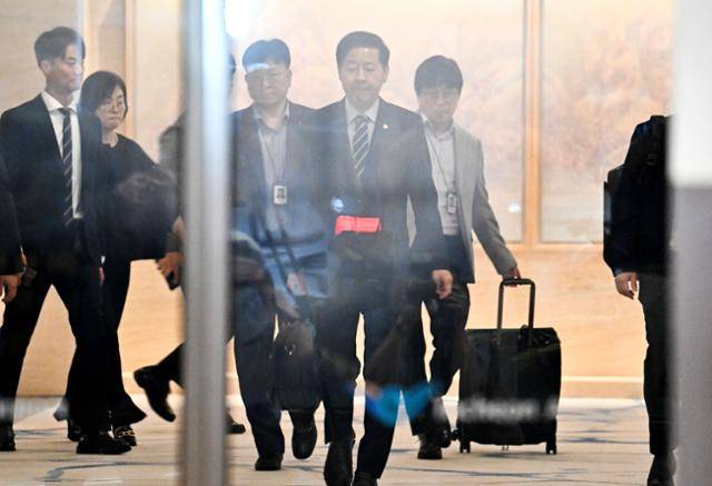 한미 간 '2+2 통상협상'을 위해 미국으로 출국하려던 구윤철(가운데) 부총리 겸 기재부 장관이 24일 인천국제공항 제2터미널을 굳은 표정으로 나서고 있다. 연합뉴스