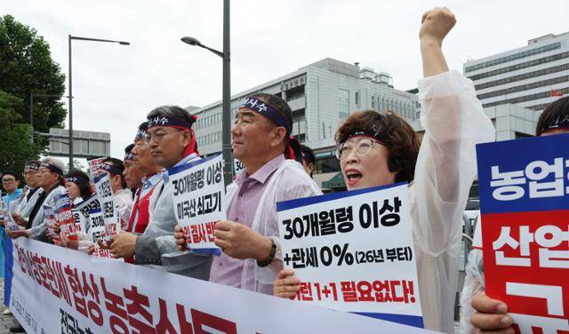 18일 서울 용산구 대통령실 앞에서 한국농축산연합회 등 농축산 단체 회원들이 한미 상호관세 협상 농축산물 개방 반대 구호를 외치고 있다. 연합뉴스