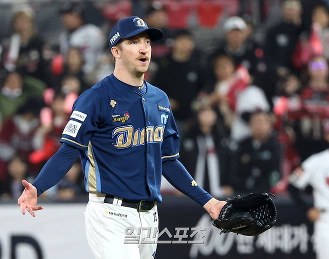 2023 KBO 프로야구 포스트시즌 kt위즈와 NC다이노스의 플레이오프 1차전 경기가 30일 오후 수원kt위즈파크에서 열렸다. 4회말 3타자를 모두 삼진으로 처리한 페디가 자신감 넘치는 모습으로 마운드를 내려가고 있다. 수원=김민규 기자 mgkim1@edaily.co.kr /2023.10.30/