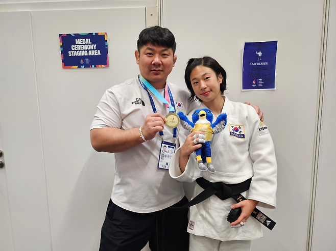 &nbsp;황희태 KH그룹 필룩스유도단 감독과 장세윤 선수가 기념촬영을 하고 있다.