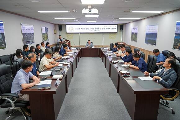 안성시의회가 안성시시설관리공단과 간담회을 진행하고 있다. [사진=안성시의회]