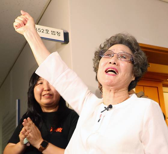 61년 전 자신을 성폭행하려던 남성의 혀를 깨물어 유죄 판결을 받았던 최말자씨가 23일 재심 첫 공판에서 검찰이 무죄를 구형하자 법정을 나서며 “이겼습니다”라고 외치고 있다. [연합뉴스]