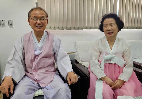 안동 '민속주 안동소주'의 김연박 대표와 그의 아내 배경화씨. 김연박 대표는 조옥화 명인의 아들이고 배경화씨는 며느리다. 손민호 기자