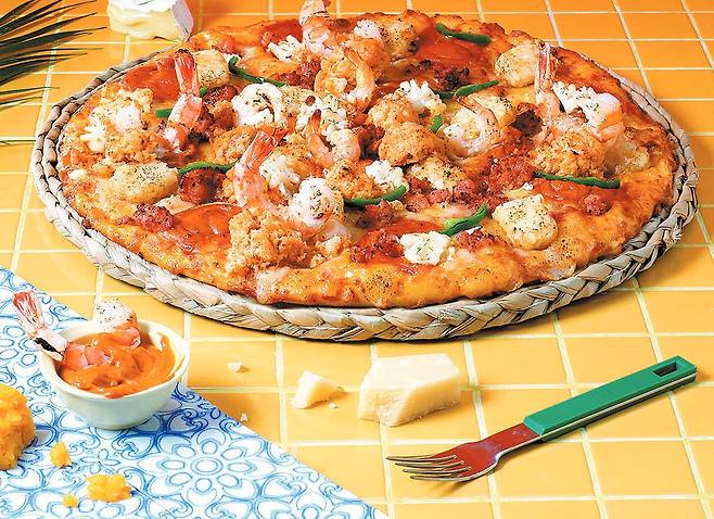 도미노피자가 한국 진출 35주년을 맞아 ‘랍스터 슈림프 투움바’ 피자를 출시했다. ‘랍스터 슈림프 투움바’ 피자는 랍스터 슈림프 토핑에 각종 치즈와 투움바 크림 치즈 소스가 결합한 ‘투움바 파이브 치즈 소스’를 곁들였다. [사진 도미노피자]