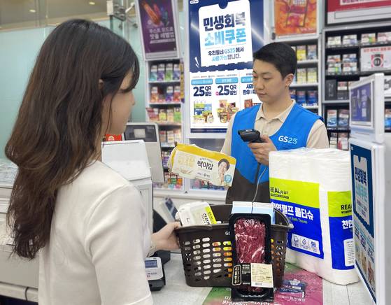GS25에서 고객이 PB생필품 6종과 한우실속팩을 결제하고 있다. 사진 GS리테일
