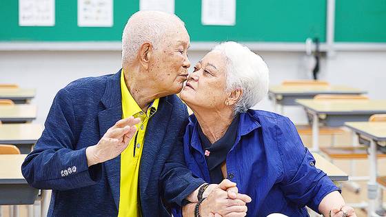 "다정한 포즈를 보여달라"는 사진기자의 말에 신홍균 부부가 입을 맞추고 있다. 두 사람은 사진을 촬영하는 내내 밝은 표정이었다. 김성태 객원기자