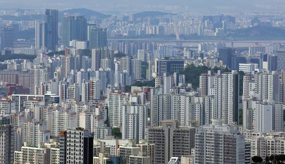 24일 서울 남산에서 바라본 서울 시내에 아파트가 빼곡히 들어서 있다. 뉴스1