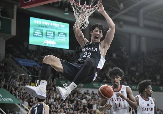 카타르를 상대로 과감한 덩크슛을 꽂은 여준석. 사진 대한민국농구협회