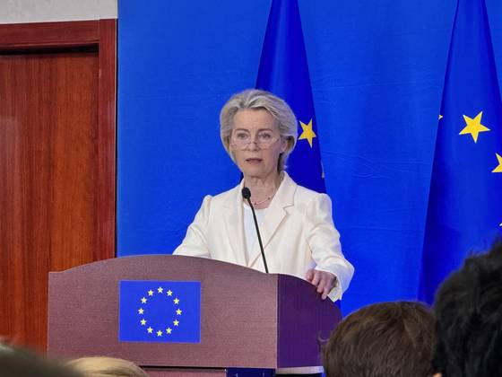 24일 베이징 유럽연합(EU) 대표부에서 우르줄라 폰데어라이엔 EU 집행위원회 위원장이 시진핑 중국 국가주석 및 리창 중국 총리와 가진 회담 결과를 설명하고 있다. 신경진 기자
