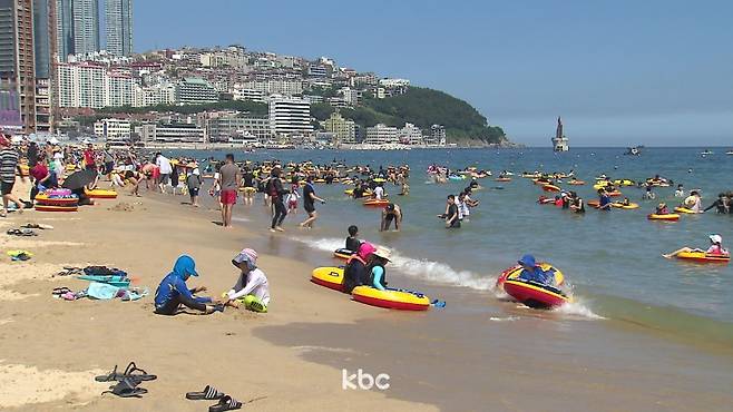▲ 피서객들로 가득 찬 부산 해운대&nbsp;