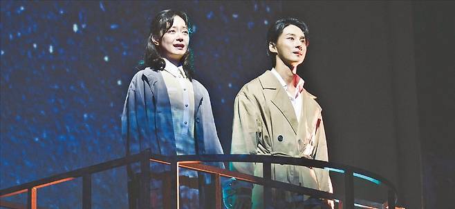 연극 ‘사의 찬미’에서 윤심덕을 연기한 전소민(왼쪽)과 김우진 역의 윤시윤.  /LG아트센터 제공