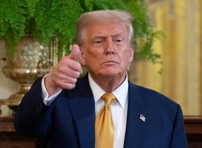 도널드 트럼프 미국 대통령이 22일(현지시간) 의회에서 공화당 의원들과의 리셉션에 참석해 엄지를 들어보이고 있다. / AFP연합뉴스