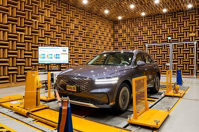 NVH동 로드노이즈 시험실에서 GV70 전동화 모델의 실내 유입 노면 소음을 측정하는 모습./사진= 현대차·기아