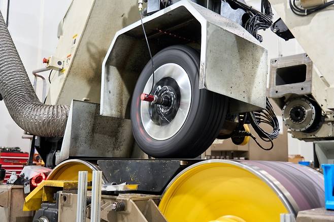 R&H성능개발동 타이어 특성 시험기가 작동되는 모습./사진=현대차·기아