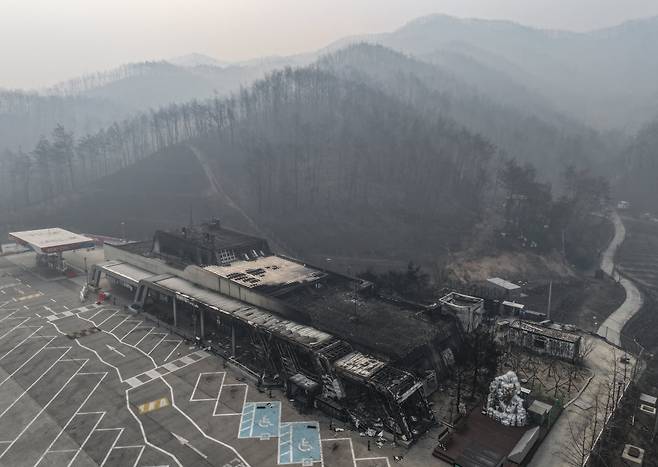 경북 청송군 서산영덕고속도로 청송휴게소(영덕방향)가 산불에 폐허가 돼 있다. 사진=연합뉴스