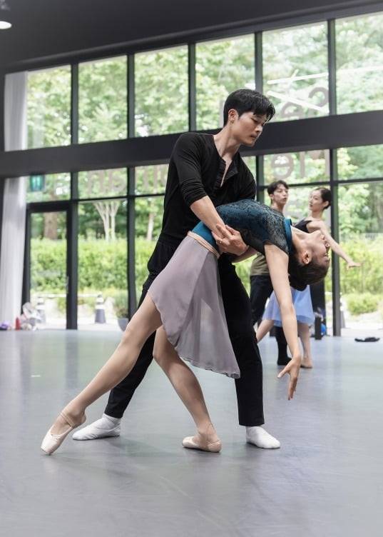 한스 판 마넨의 '5 Tango's' 연습 중인 네덜란드발레단의 수석 발레리노 최영규. 서울시발레단 제공