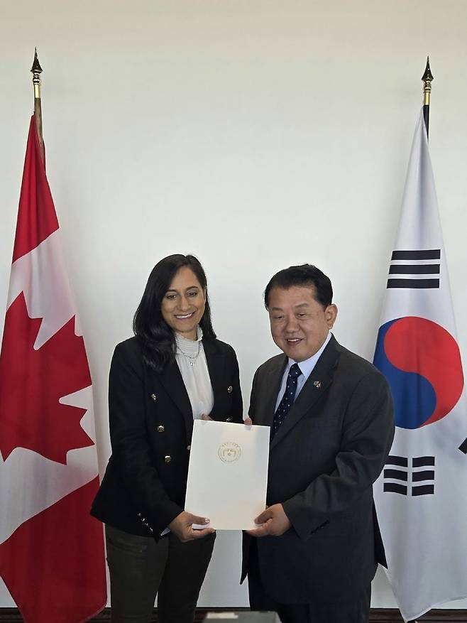 아니타 아난드 캐나다 외교장관과 김병주 더불어민주당 의원. 외교부 제공