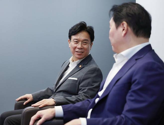 김영훈 고용노동부 장관(왼쪽)이 24일 서울 중구 대한상공회의소를 방문해 최태원 대한상의 회장과 대화하고 있다.