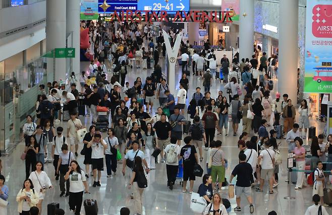 손님 늘어도 아직 적자 본격적인 여름휴가철에 접어든 23일 인천국제공항 면세점이 해외로 떠나는 여행객들로 붐비고 있다. 연합뉴스